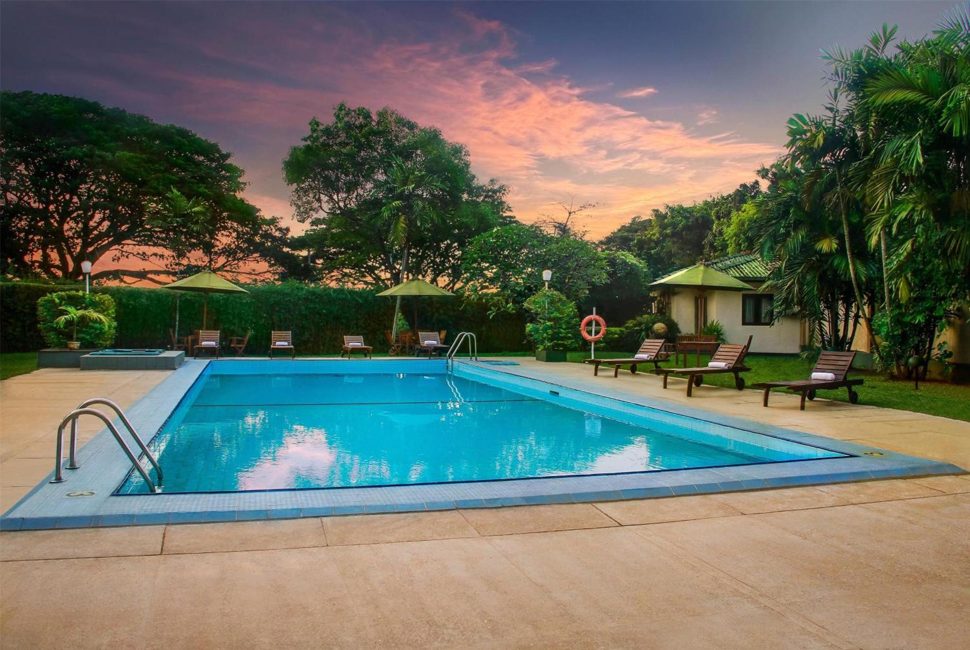 Ramada Katunayake Exterior photo